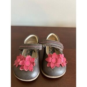 See Kai Run size 4 flower shoes